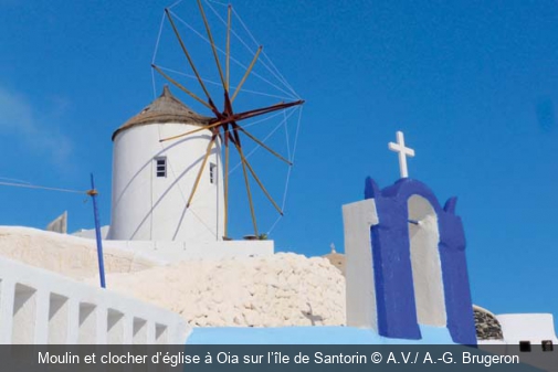 Moulin et clocher d’église à Oia sur l’île de Santorin A.V./ A.-G. Brugeron