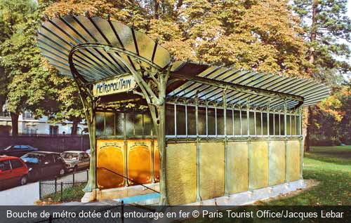 Bouche de métro dotée d’un entourage en fer Paris Tourist Office/Jacques Lebar