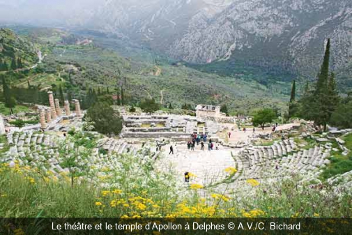 Le théâtre et le temple d’Apollon à Delphes A.V./C. Bichard