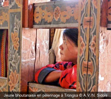 Jeune bhoutanaise en pèlerinage à Trongsa A.V./N. Sidois