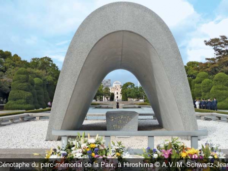 Cénotaphe du parc-mémorial de la Paix, à Hiroshima  A.V./M. Schwartz-Jean