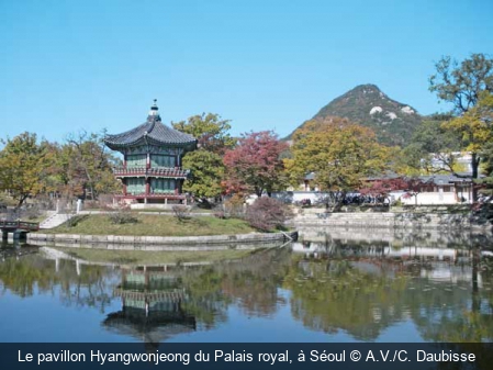 Le pavillon Hyangwonjeong du Palais royal, à Séoul A.V./C. Daubisse