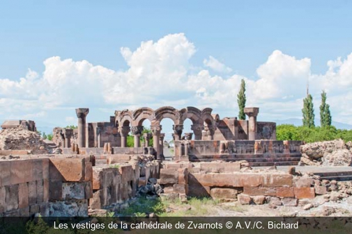 Les vestiges de la cathédrale de Zvarnots A.V./C. Bichard