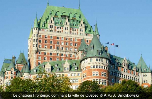 Le château Frontenac dominant la ville de Québec A.V./S. Smolikowski