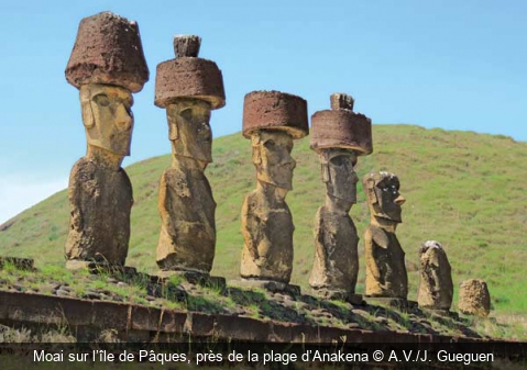 Moai sur l’île de Pâques, près de la plage d’Anakena A.V./J. Gueguen