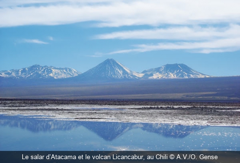 Le salar d’Atacama et le volcan Licancabur, au Chili A.V./O. Gense