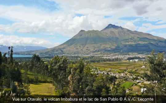 Vue sur Otavalo, le volcan Imbabura et le lac de San Pablo A.V./C. Lecomte