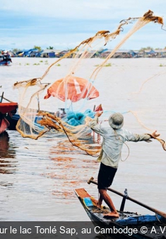 Pêcheur sur le lac Tonlé Sap, au Cambodge A.V./L. Bollier