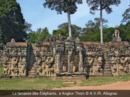 La terrasse des Éléphants, à Angkor Thom A.V./R. Albignac