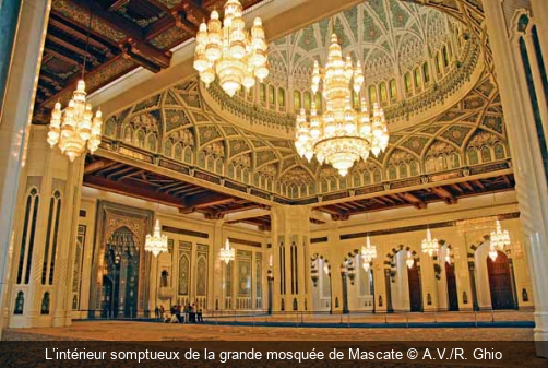 L’intérieur somptueux de la grande mosquée de Mascate A.V./R. Ghio