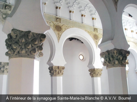 À l’intérieur de la synagogue Sainte-Marie-la-Blanche A.V./V. Bourrel