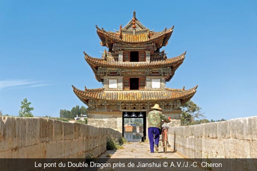 Le pont du Double Dragon près de Jianshui A.V./J.-C. Cheron