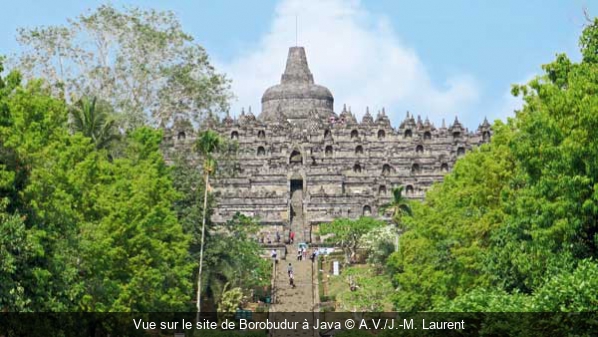 Vue sur le site de Borobudur à Java A.V./J.-M. Laurent