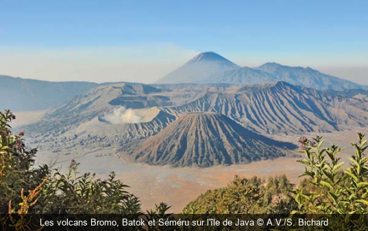 Les volcans Bromo, Batok et Séméru sur l'île de Java A.V./S. Bichard