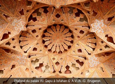 Plafond du palais Ali Qapu à Isfahan A.V./A.-G. Brugeron