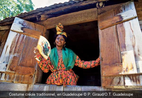 Costume créole traditionnel, en Guadeloupe P. Giraud/O.T. Guadeloupe