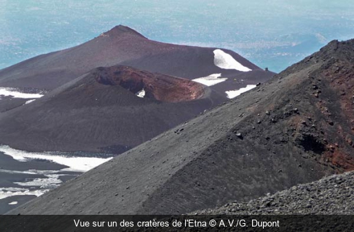Vue sur un des cratères de l'Etna A.V./G. Dupont