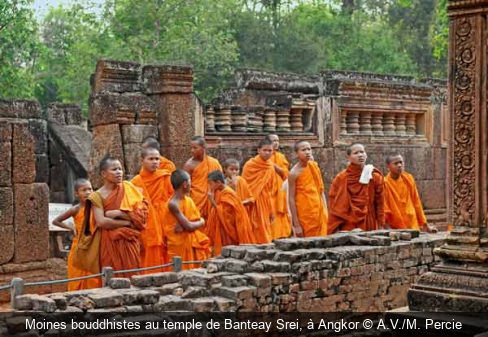 Moines bouddhistes au temple de Banteay Srei, à Angkor A.V./M. Percie