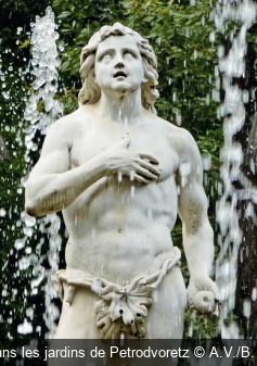 Statue dans les jardins de Petrodvoretz A.V./B. Metzdorf