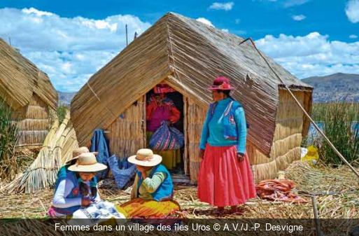Femmes dans un village des îles Uros A.V./J.-P. Desvigne