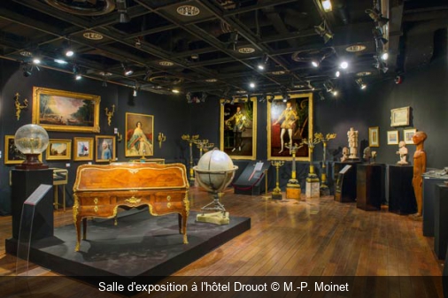Salle d'exposition à l'hôtel Drouot M.-P. Moinet
