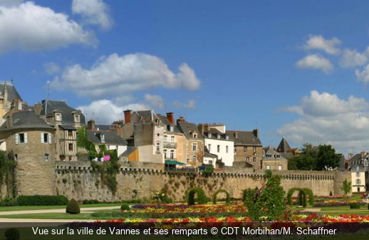 Vue sur la ville de Vannes et ses remparts CDT Morbihan/M. Schaffner