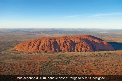 Vue aérienne d’Uluru, dans le désert Rouge A.V./R. Albignac