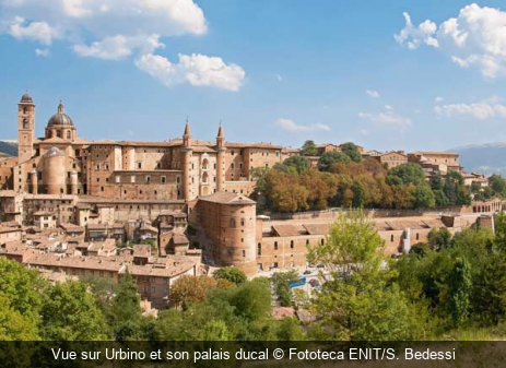 Vue sur Urbino et son palais ducal Fototeca ENIT/S. Bedessi