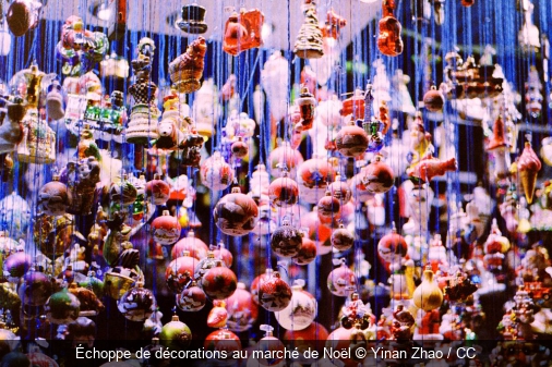 Échoppe de décorations au marché de Noël Yinan Zhao / CC