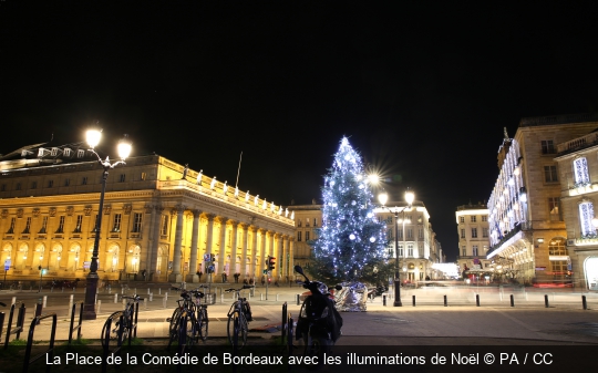 La Place de la Comédie de Bordeaux avec les illuminations de Noël PA / CC