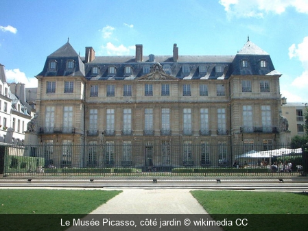 Le Musée Picasso, côté jardin wikimedia CC