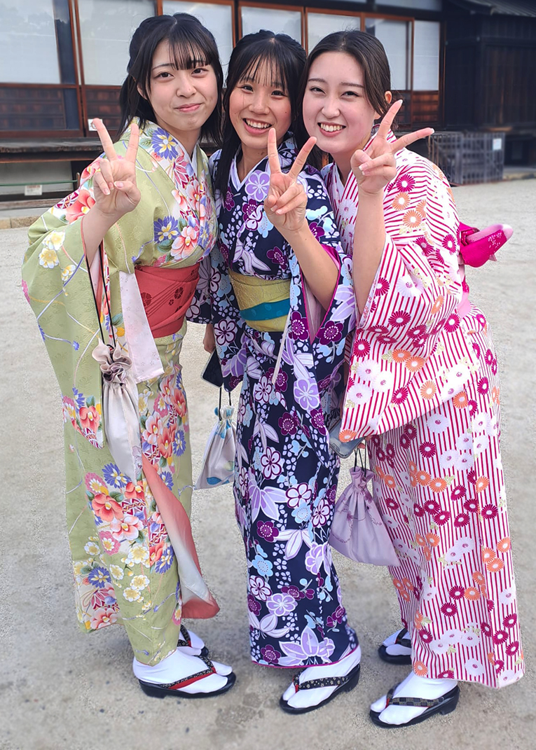 Japonaises prenant la pose