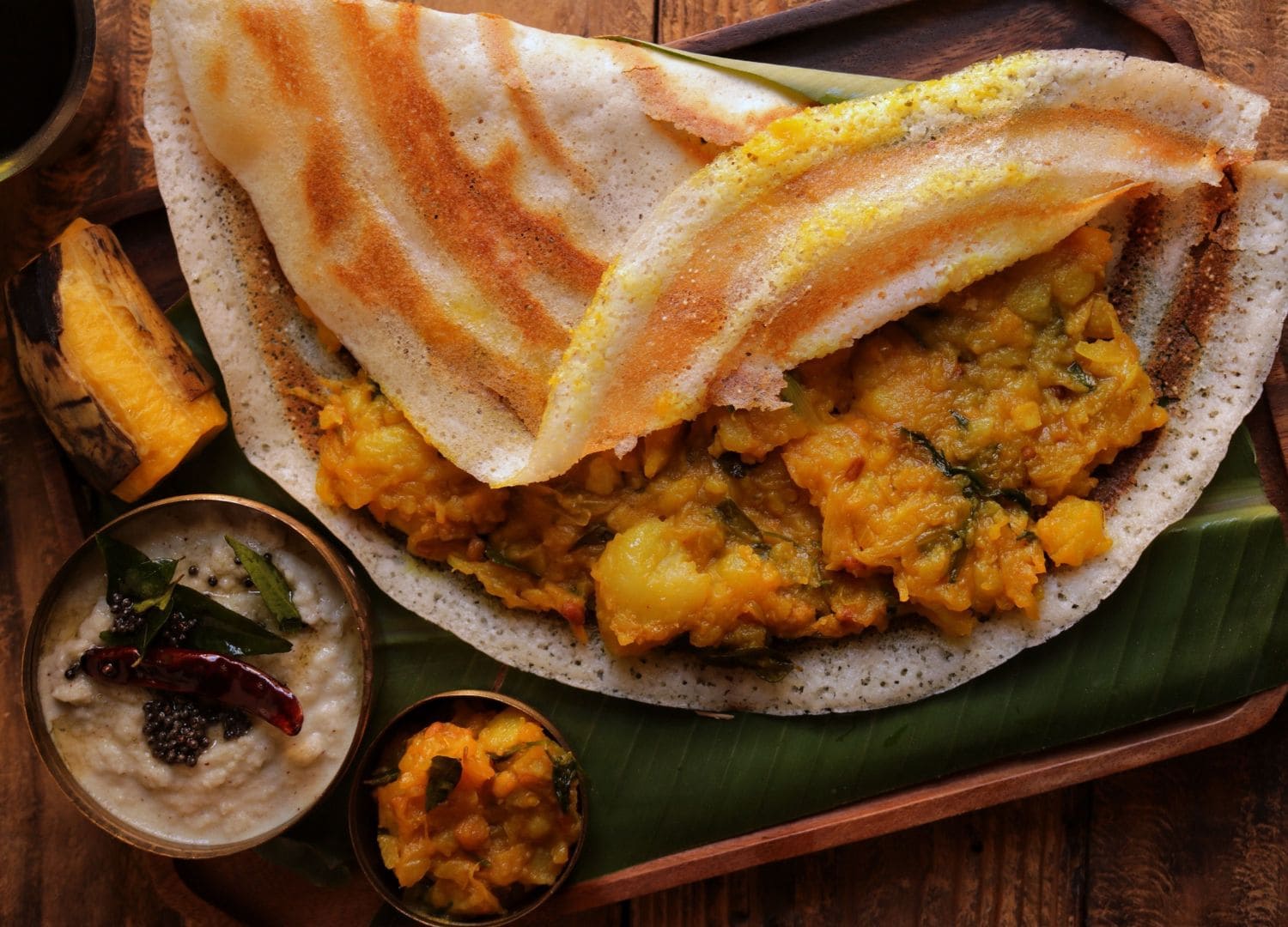 Gros plan de masala dosa croustillant servi avec chutney de noix de coco et samba