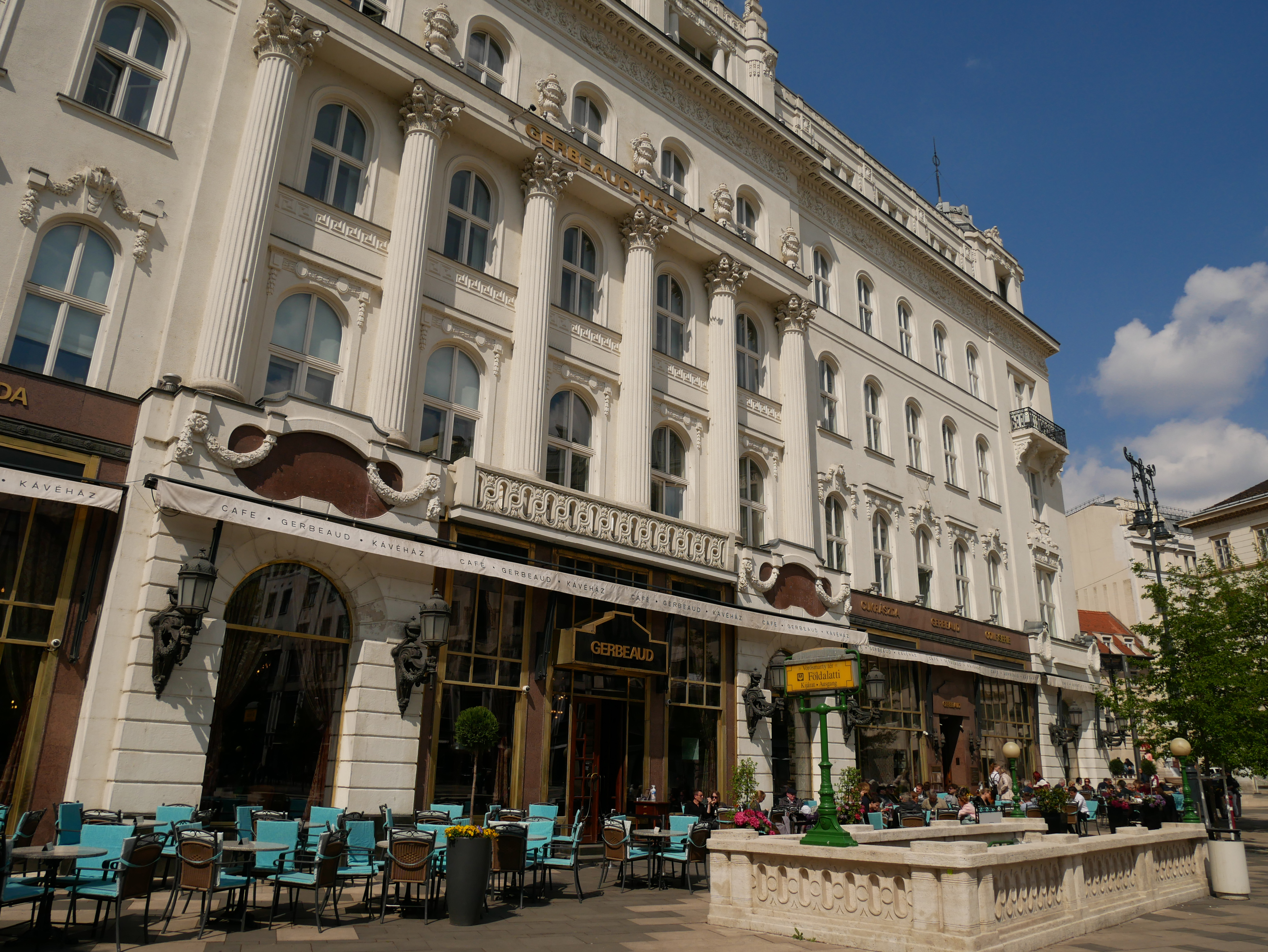 Vue sur l’entrée du Café Gerbeaud et sa terrasse