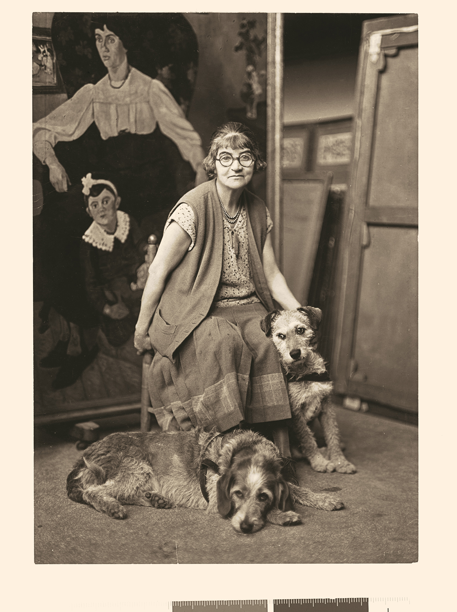 Suzanne Valadon entourée de deux chiens, vers 1930