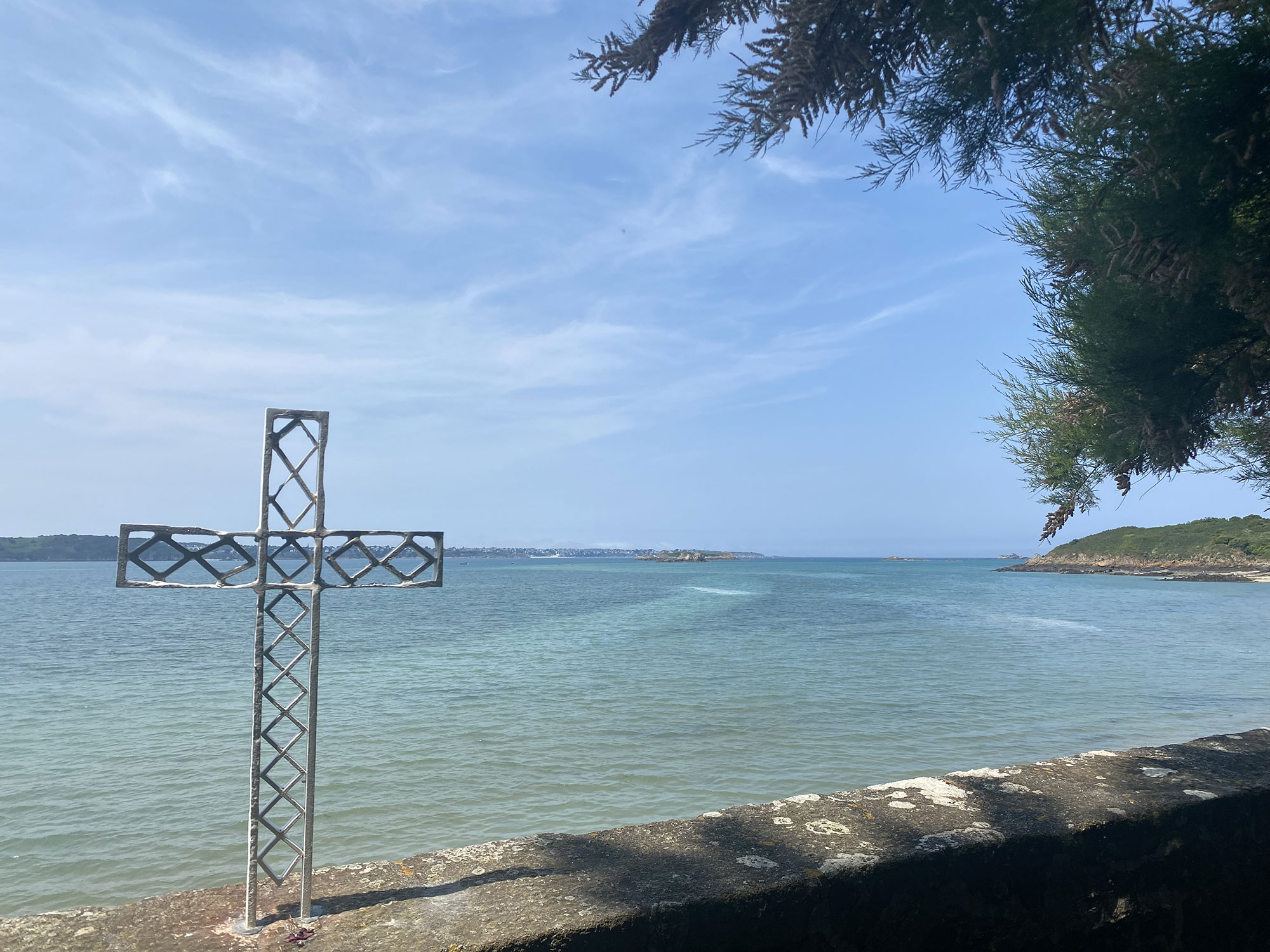 Une croix près de la plage Saint-Jacut-de-la-Mer