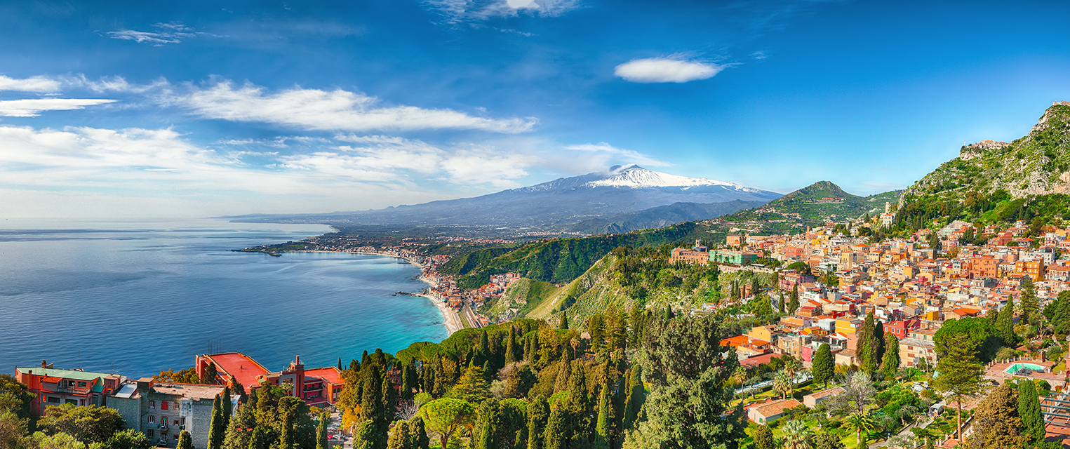 Vue aérienne sur l'Etna et Taormine © pilat666, Adobe stock