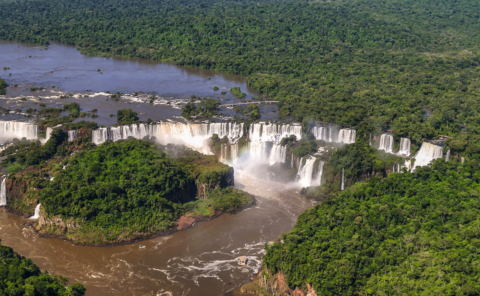 les impressionnantes chutes d'Iguacu vues du ciel