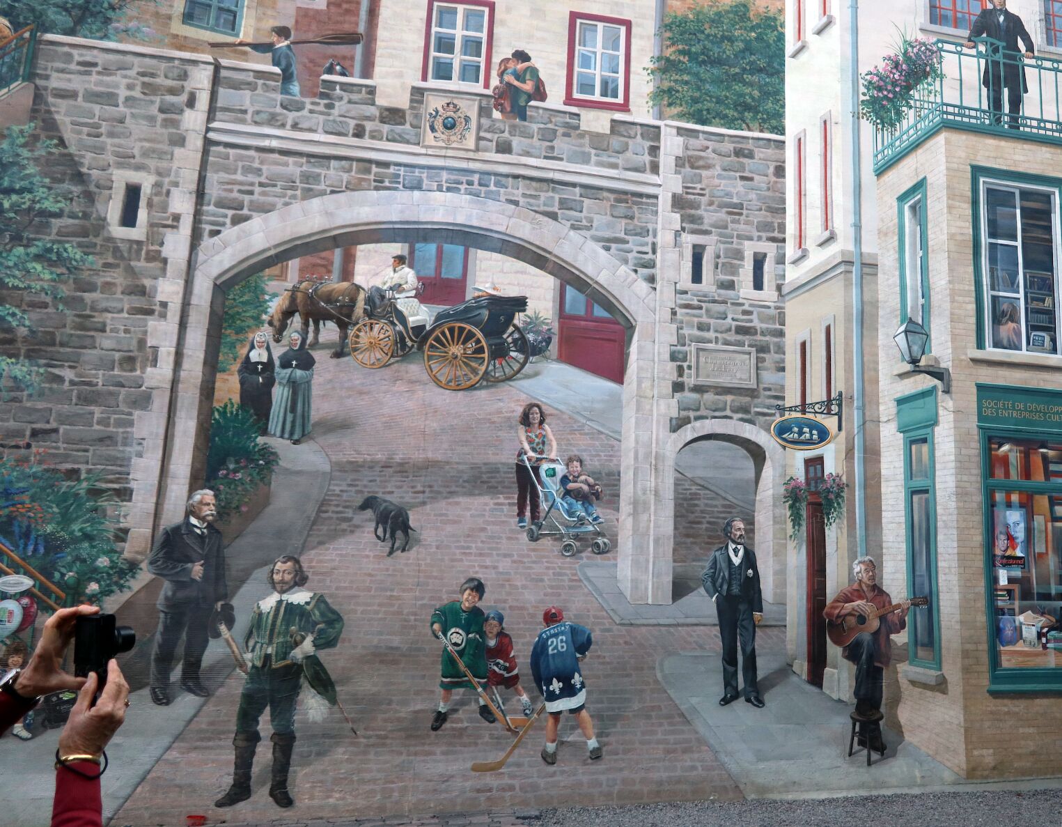 La Fresque des Québécois, trompe-l'œil racontant l'histoire du peuple québécois dans les rues du Vieux-Québec