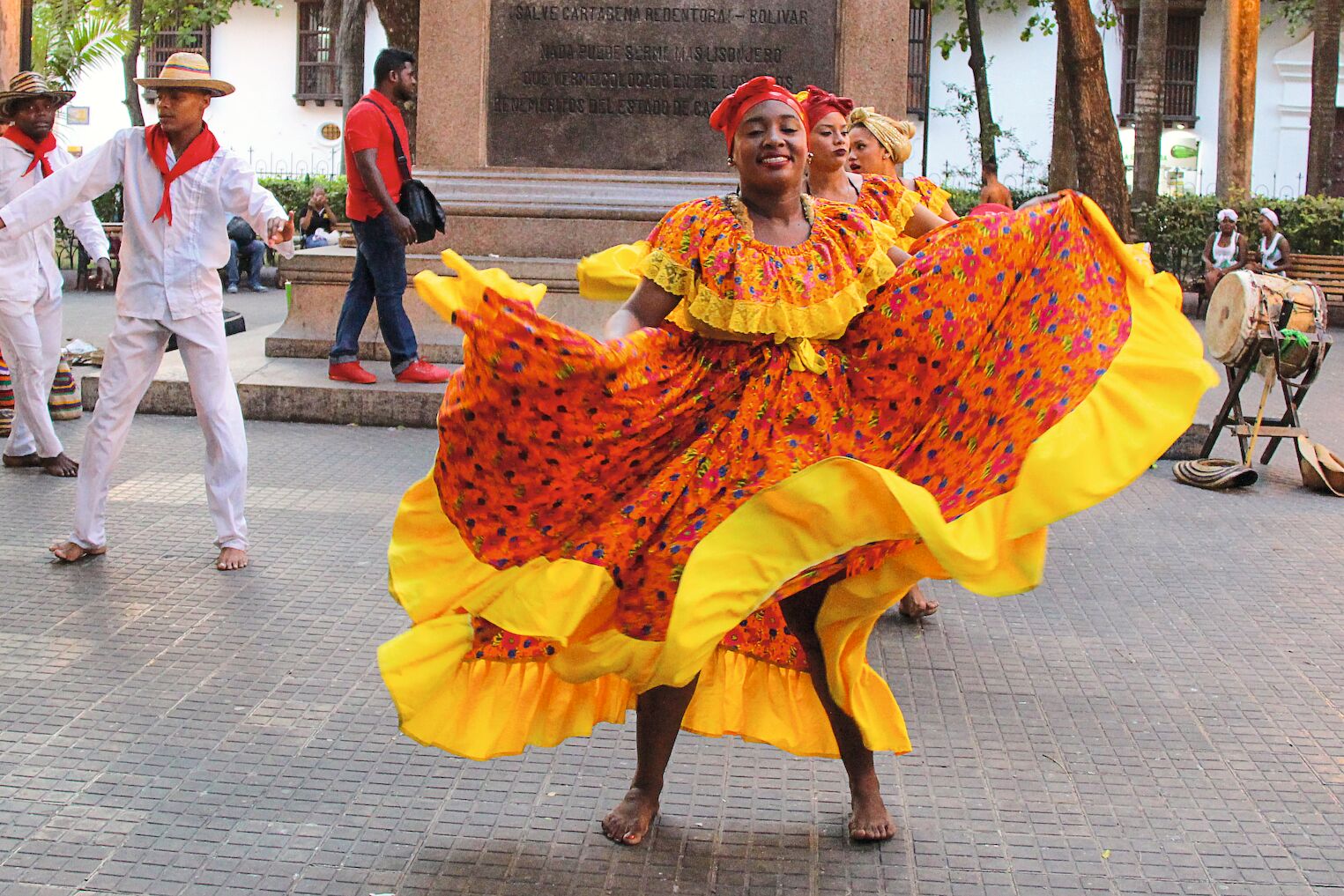 Danseuses dans les rues de Cartagène en Colombie
