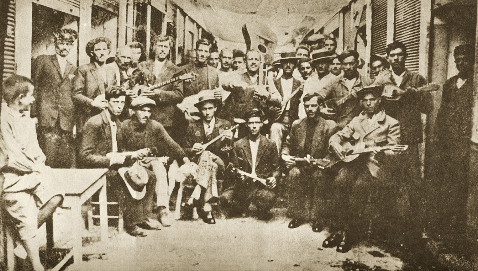Musiciens et chanteurs de rébétiko au Pirée en 1933