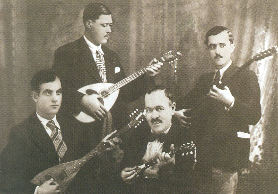 Le Fameux Quatuor du Pirée, dont fut membre Markos Vamvakaris (en haut à gauche), un des plus grands noms du rébétiko