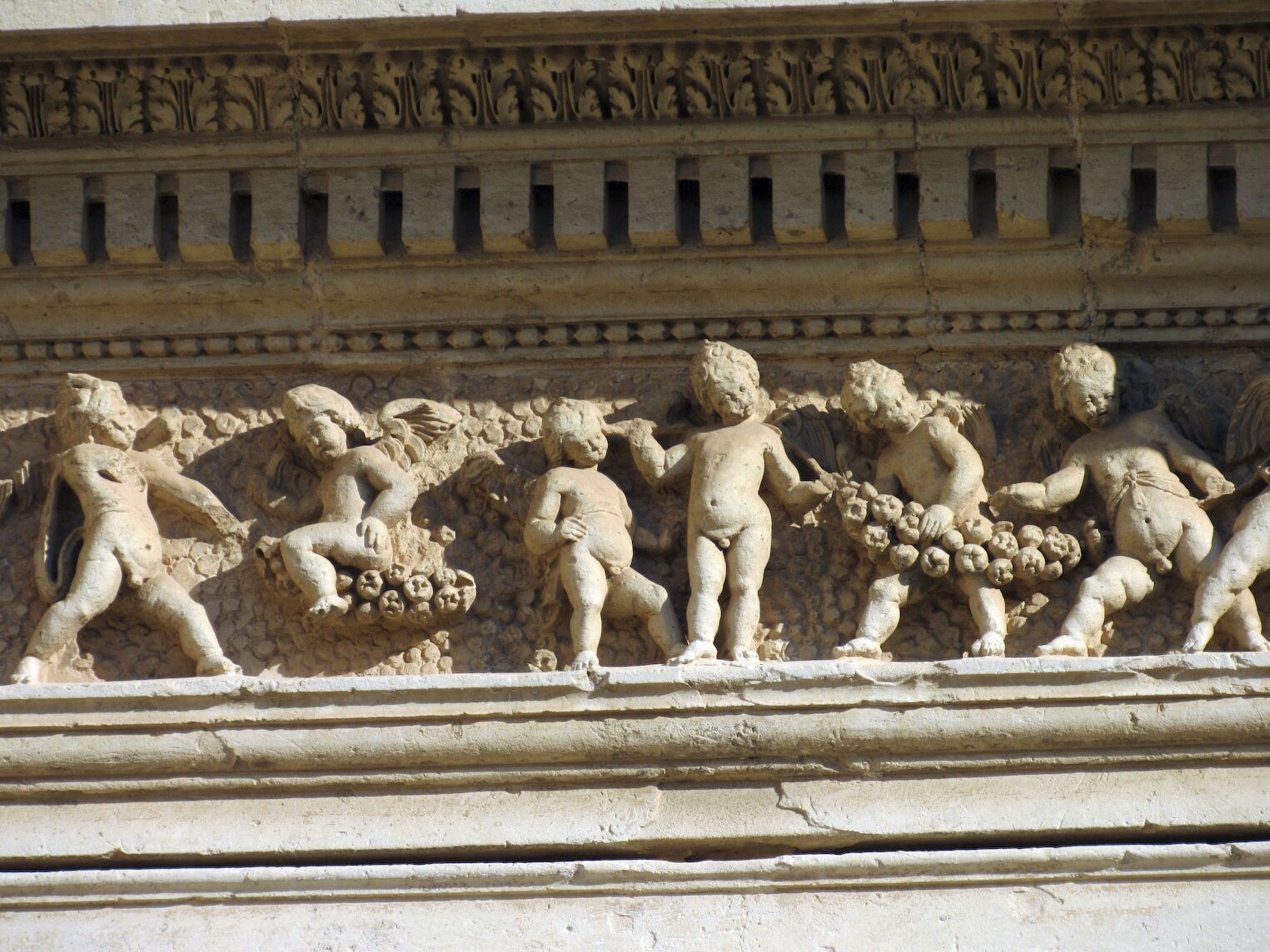 Frise baroque sur l'église Saint-Ange à Lecce