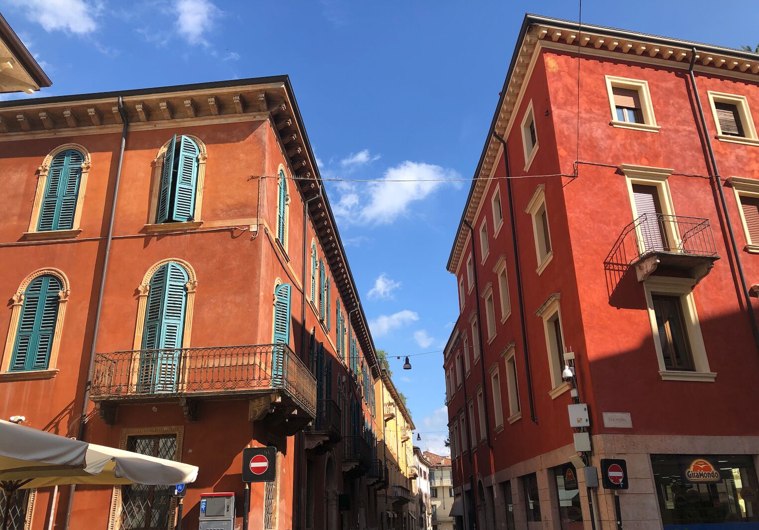 Façades colorées dans les rues de Vérone