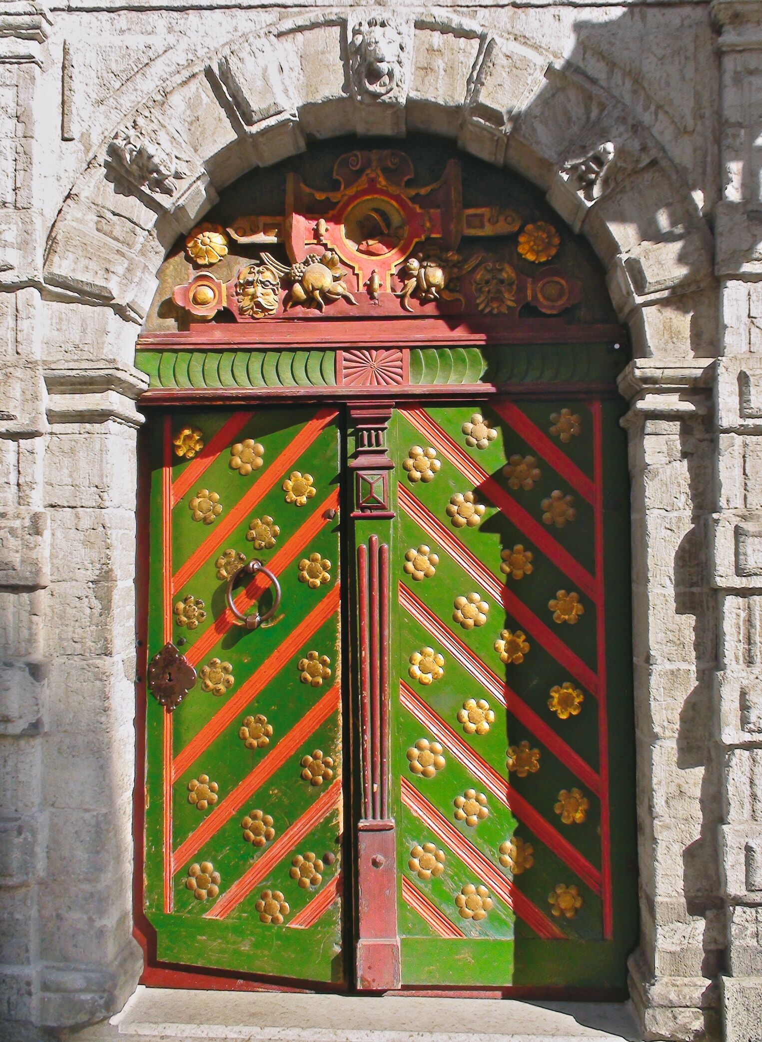 La porte de la Maison des Têtes noires, à Riga en Lettonie