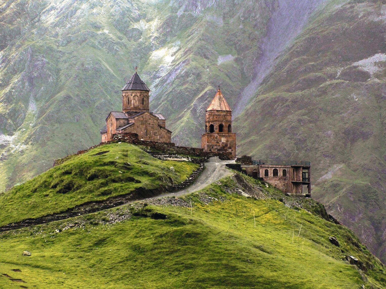 Vue sur l'église de la Trinité à Guerguèti