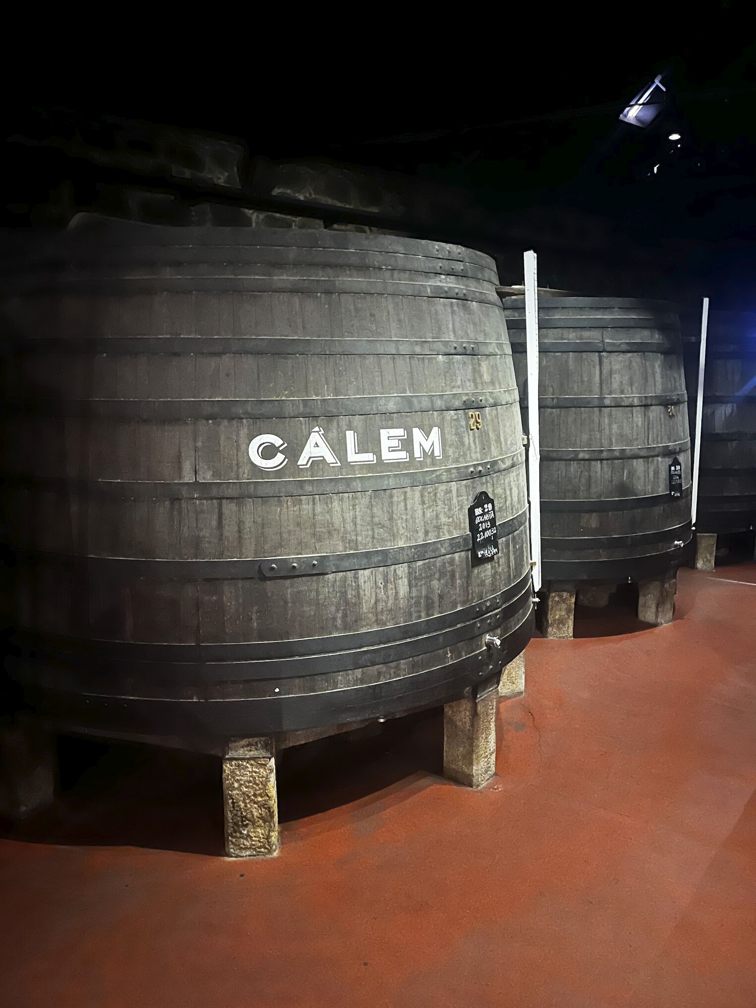 Maturation du vin dans les fûts des caves Calem